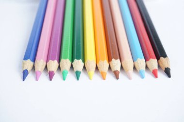 renkli kalem ve boya kalemleri
