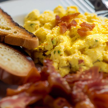 pastırmalı yumurta ve kızarmış ekmek.