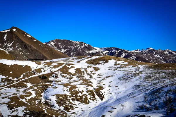 Karla kaplı dağlarla kaplı güzel kış manzarası