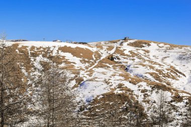  Dağlı ve karlı bir manzara, dağlarda bir kayak merkezi. Yüksek kaliteli fotoğraf.