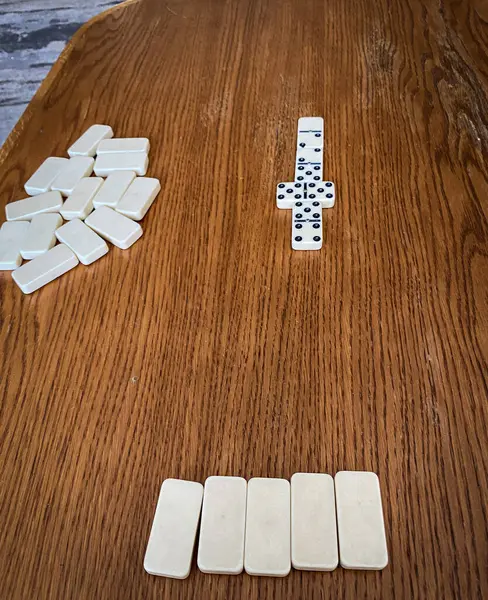 Bu bir domino oyunu, masa oyunları zamanı. Yüksek kaliteli fotoğraf.