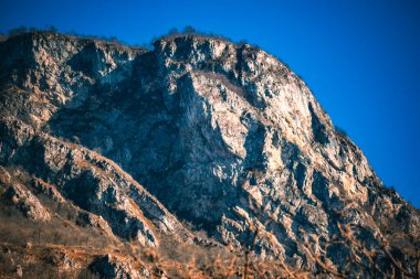 Gökyüzü ve dağlarla kaplı bir manzara. Yüksek kaliteli fotoğraf.