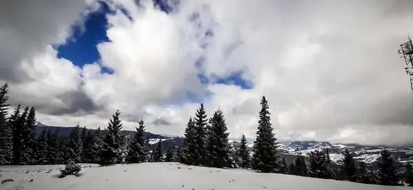 Karla kaplı dağlarla kaplı kış manzarası. Yüksek kaliteli fotoğraf.