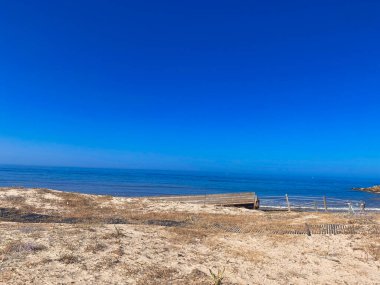 Kumsal ve mavi gökyüzü. Yüksek kaliteli fotoğraf.