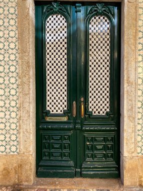 Kasabadaki kapının tasarımı. Yüksek kaliteli fotoğraf.