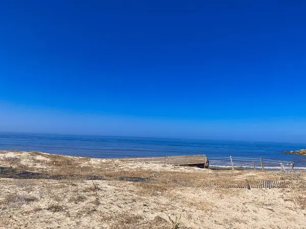 Kumsal ve mavi gökyüzü. Yüksek kaliteli fotoğraf.