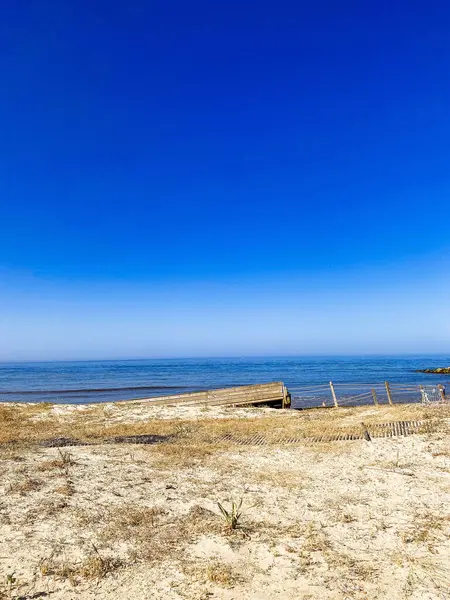 Kumsal ve mavi gökyüzü. Yüksek kaliteli fotoğraf.