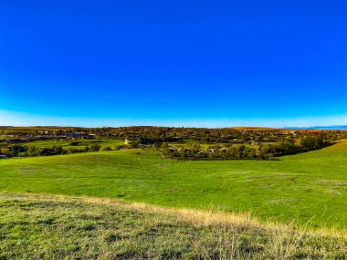 Çimenlerle ve gökyüzüyle manzara. Yüksek kaliteli fotoğraf.