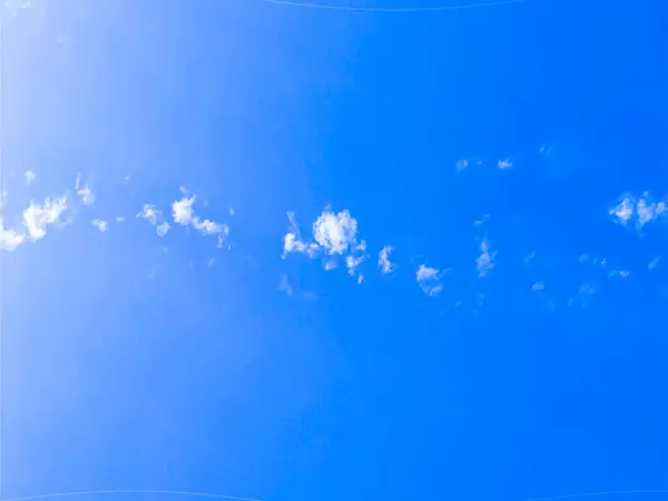 Mavi gökyüzü arkaplanı. Yüksek kaliteli fotoğraf.