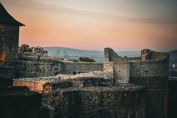 Şehirde günbatımı, Suceava 'nın ortaçağ koltuk kalesi. Yüksek kaliteli fotoğraf.