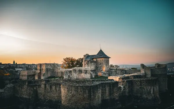 Şehirde günbatımı, Suceava 'nın ortaçağ koltuk kalesi. Yüksek kaliteli fotoğraf.