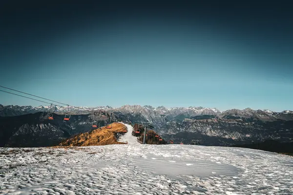 Kayak, dağlarla ve karla kaplı bir manzara, dağlarda bir kayak merkezi. Yüksek kaliteli fotoğraf.