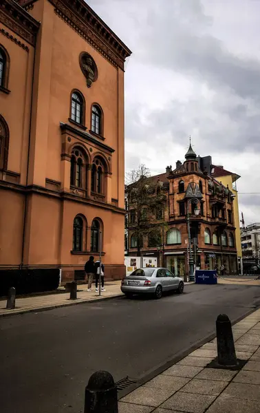 Eski şehirdeki bir binanın ön cephesi. Yüksek kaliteli fotoğraf.