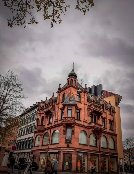 Eski şehirdeki bir binanın ön cephesi. Yüksek kaliteli fotoğraf.