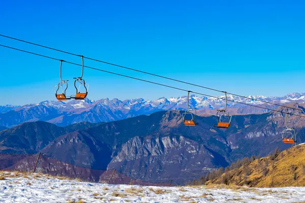 Kayak, dağlarla ve karla kaplı bir manzara, dağlarda bir kayak merkezi. Yüksek kaliteli fotoğraf.
