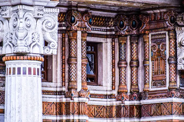 Sütunların mimari ayrıntıları. Yüksek kaliteli fotoğraf.