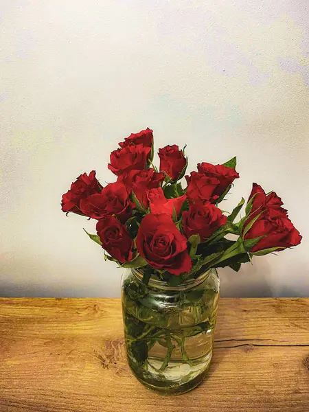 Vazoda bir buket kırmızı gül. Yüksek kaliteli fotoğraf.
