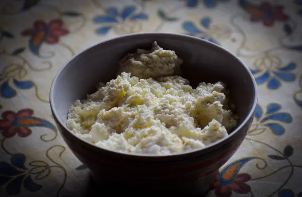 Kase içinde el yapımı süzme peynir. Yüksek kaliteli fotoğraf.