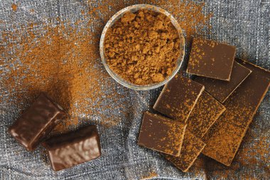 Kakao çikolataları çikolatayı süzer..