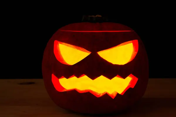 Kuslig Halloween Pumpa Mörk Bakgrund — Stockfoto