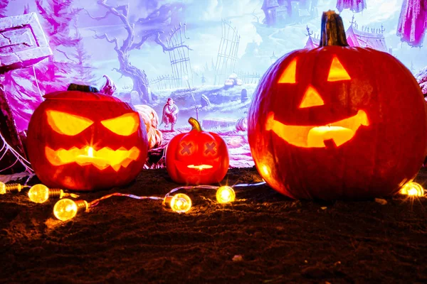 Halloween Sütőtök Sárga Lámpásokkal Egy Éjszakai Temetőben — Stock Fotó