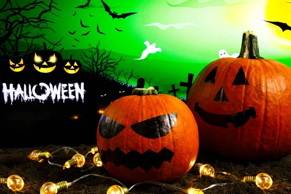 Kísérteties Halloween Tök Egy Zöld Háttér Sárga Lámpák — Stock Fotó