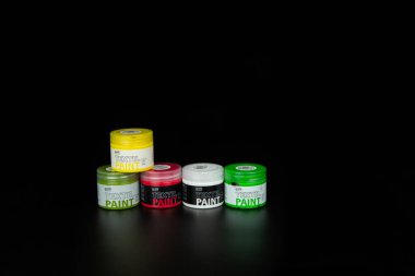 Renkli boya kutularının stüdyo fotoğrafı.