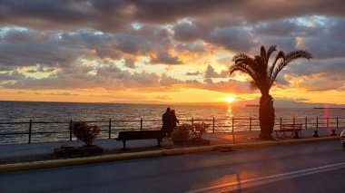 Yunanistan 'ın Mora bölgesindeki Kalmata sahilinde gün batımı. Eylül 2024 'te büyülü bir görüntü.