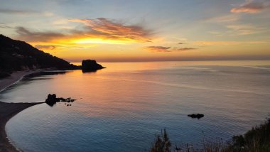 Bölgede gün batımı, Karlovasi 'de nehir, Samos, Yunanistan