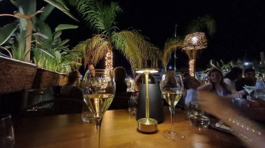Yunanistan 'ın Ermoupolis Syros kentinde yaz günü bir bar