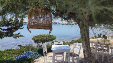 Antiparos 'taki geleneksel taverna, Patos adasının yanındaki küçük bir Yunan adası.