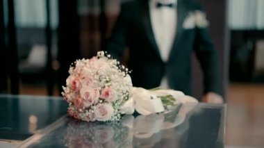Damat gelin buketini alır. yavaş çekim.