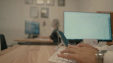 Ofisteki bilgisayarda çalışıyorum. Yüksek kaliteli FullHD görüntüler