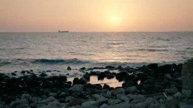 Akdeniz 'in günbatımında çekilmiş hızlandırılmış video kaydı. Ufukta bir gemi var. Yüksek kaliteli FullHD görüntüler