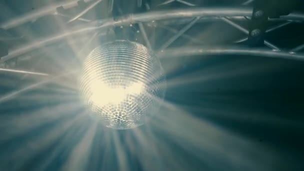 Una Bola Disco Espejo Cuelga Bajo Techo Gira Reflejando Luz — Vídeo de stock