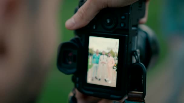 Фотограф Фотографує Трьох Хлопців Одягнених Офіційний Одяг Вид Через Екран — стокове відео