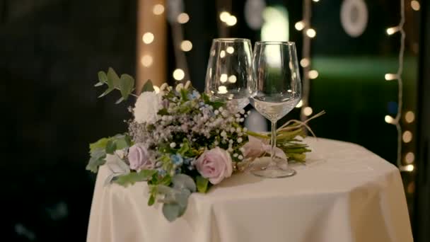 Stůl Umístěna Kytice Růžových Modrých Bílých Květin Sklenice Pitím Vína — Stock video