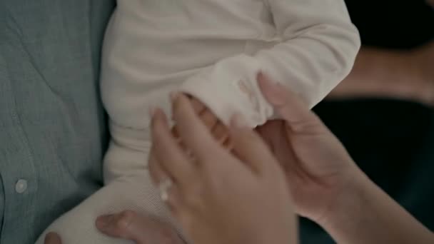 Tânără Sărută Mâna Mică Unui Copil Mic Ținut Tatăl Său — Videoclip de stoc