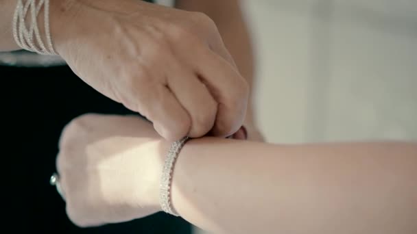 Une Femme Adulte Attache Bracelet Sur Main Des Mariées Jour — Video
