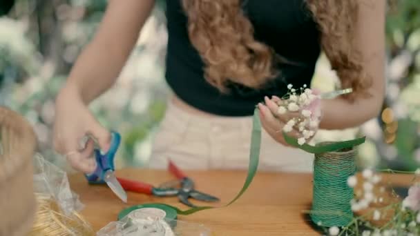 花匠用花做了头的弓 优质Fullhd影片 — 图库视频影像
