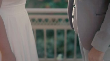 Gelin ve damat yüz yüze duruyorlar. Yüksek kaliteli FullHD görüntüler