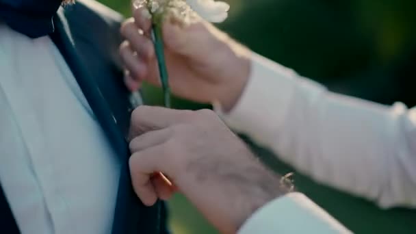 Ein Freund Des Bräutigams Steckte Weiße Blumen Die Hosentasche Des — Stockvideo