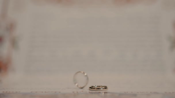 Обручальные Кольца Кетубе Кольца Жениха Невесты Кетубе Перед Свадебной Церемонией — стоковое видео