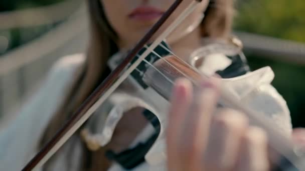 Una Bella Ragazza Abito Bianco Suona Violino Piedi Una Passerella — Video Stock