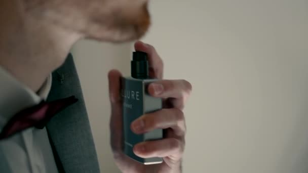 一个男人喷出艾莉诺香水 优质Fullhd影片 — 图库视频影像
