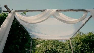 Chuppah güzel bir bahçede. Yüksek kaliteli FullHD görüntüler