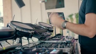 DJ davulda bagetlerle çalıyor