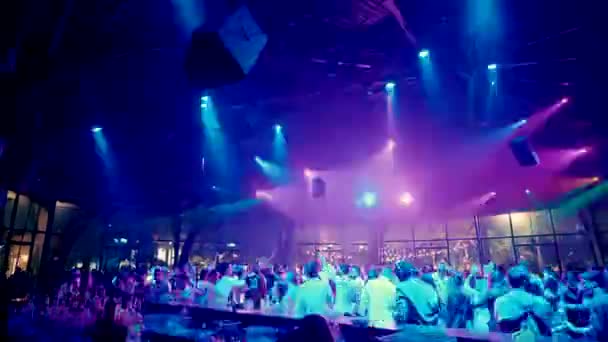 Przyjęcie Weselne Sali Bankietowej Wielu Ludzi Tańczy Parkiecie Świetle Wielu — Wideo stockowe