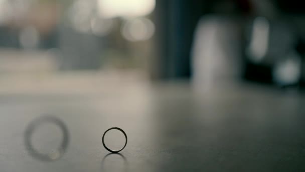 Lassított Felvétel Két Jegygyűrűről Asztalon — Stock videók