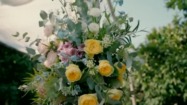 Flores Amarelas Roxas Chuppah Imagens Fullhd Alta Qualidade — Vídeo de Stock